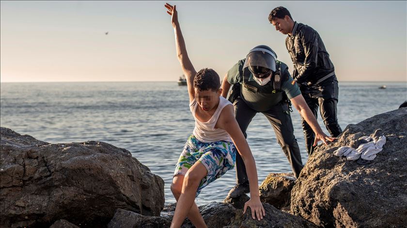 Confrontos entre migrantes e polícia perto de Ceuta. Há 1.500 menores que não podem ser deportados