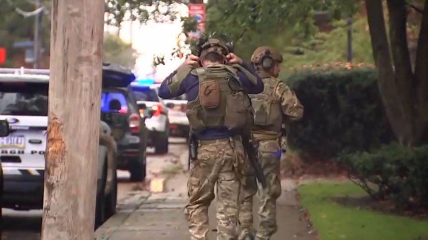 Polícia norte-americana pede aos vizinhos da sinagoga Árvore da Vida que permaneçam em casa