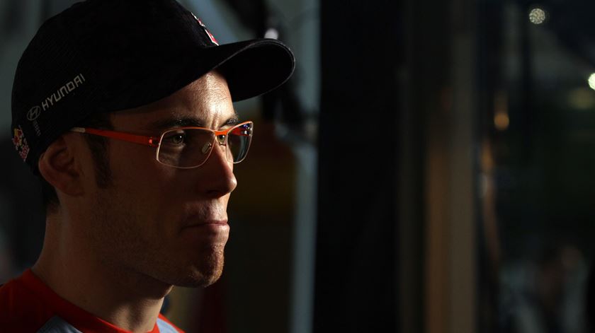 Neuville não atira a toalha ao chão. Foto: EPA