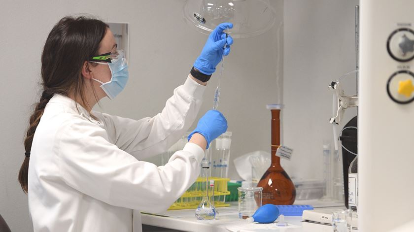 OMS pede "cautela" no uso de emergência de vacinas