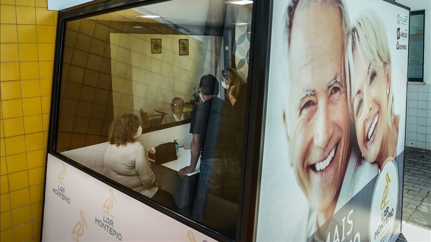 visita a lar de idosos no Montijo - lares Foto: Lusa
