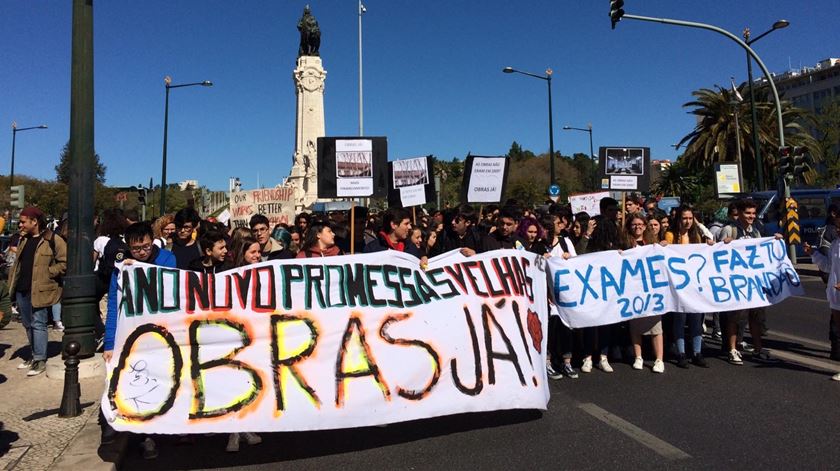 Mais obras nas escolas e menos exames. Alunos saíram à rua em protesto