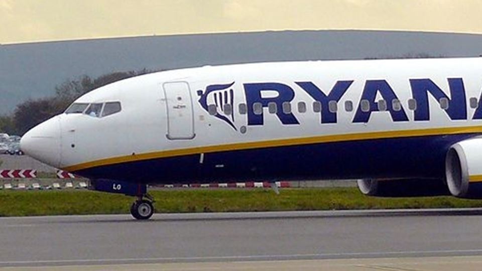 Passageiros da Ryanair com dir...