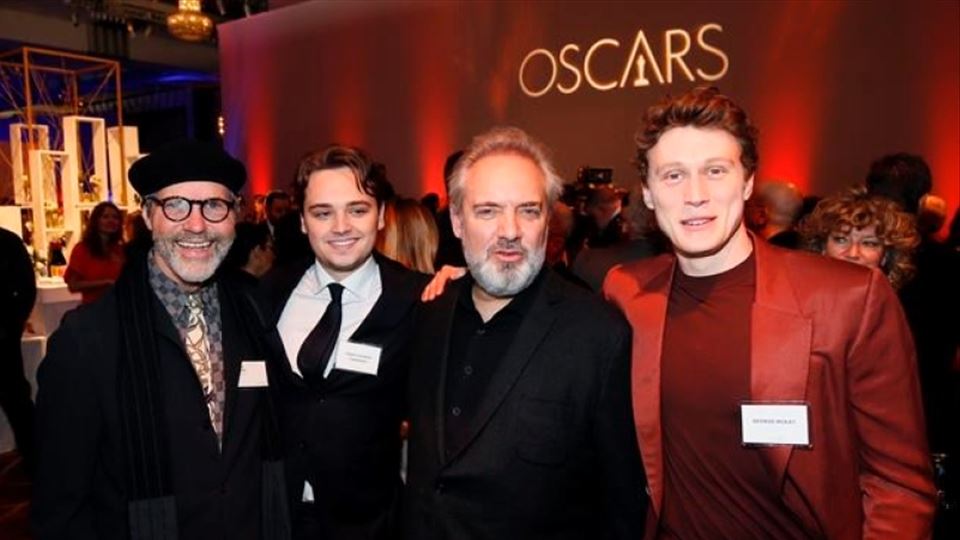 Dennis Gassner, Dean-Charles Chapman, Sam Mendes e George MacKay no almoço dos nomeados no Loews Hotel em Los Angeles. Dennis Gassner, Dean-Charles Chapman, Sam Mendes e George MacKay no almoço dos nomeados no Loews Hotel em Los Angeles.