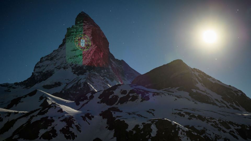 Bandeira portuguesa projetada ...