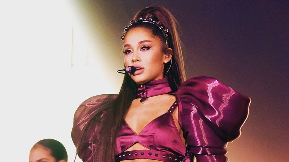 Ariana Grande muda de visual Ariana Grande muda de visual