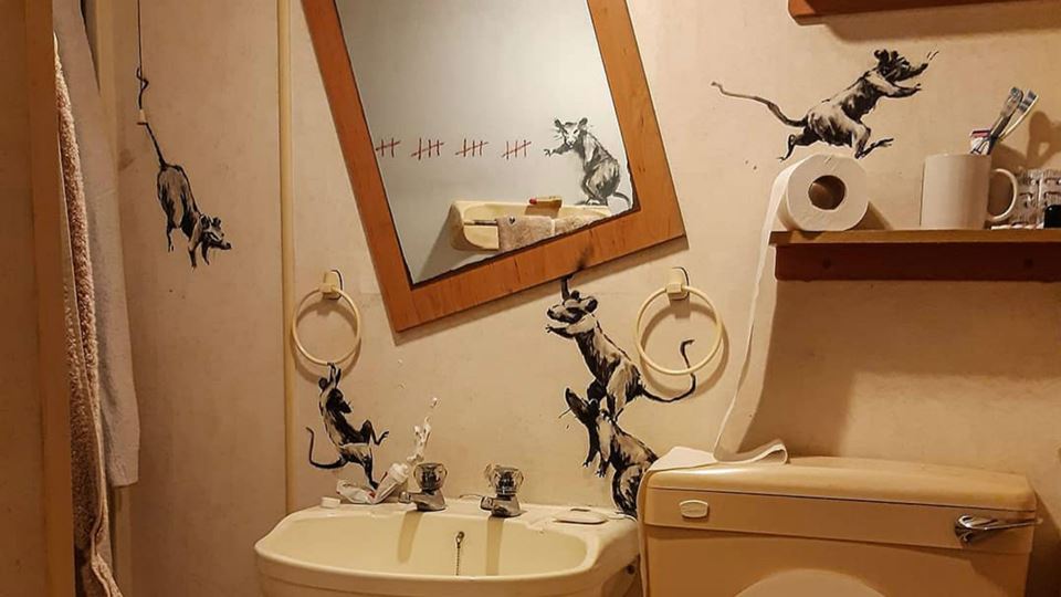Banksy faz arte na casa de banho