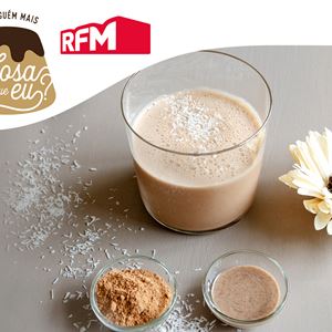 BATIDO DE COCO, MANTEIGA DE AMENDOIM E CACAU