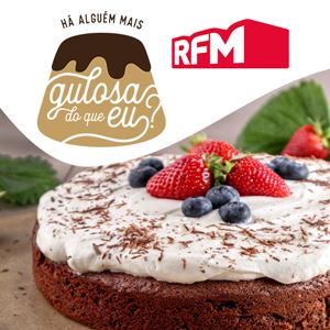 Bolo de Cacau, Chantilly e Frutos Vermelhos (sem glúten, sem açúcar refinado)