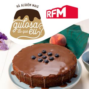 HÁ ALGUÉM MAIS GULOSA DO QUE EU? - BOLO DE VERÃO DE PÊSSEGO E MIRTILO COM CREME DE CHOCOLATE DE LEITE