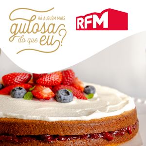 BOLO DE IOGURTE COM CHANTILLY DE LARANJA E CALDA DE FRUTOS E VINHO DO PORTO