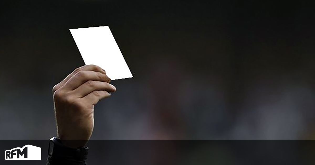 Pela 1ª vez, foi mostrado um cartão branco no Campeonato de futebol em