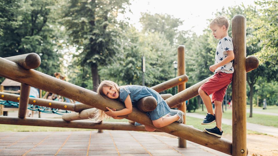 Crianças a brincarem num parque