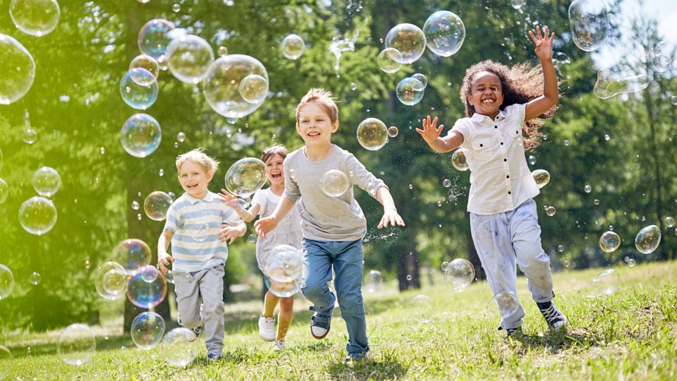 Crianças que frequentam espaço...