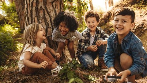 Crianças ligadas à natureza sã...