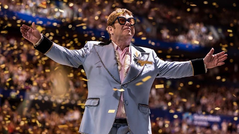 Elton John obrigado a interrom...