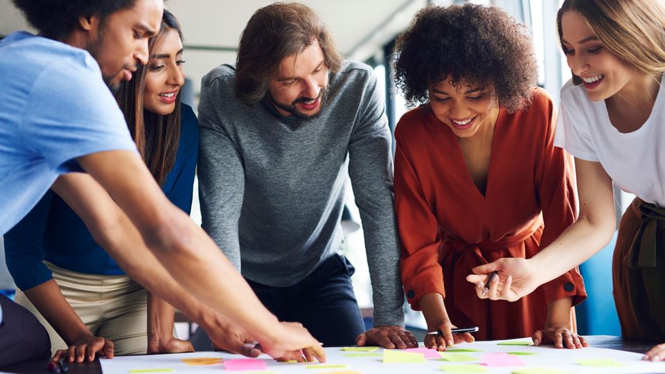 Especialistas mostram os benefícios de trabalhar de pé Especialistas mostram os benefícios de trabalhar de pé