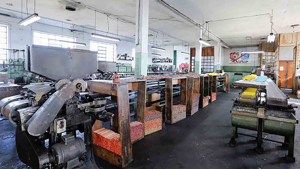 A única fábrica de lápis do pa...