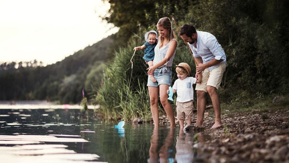 Família junto a um rio
