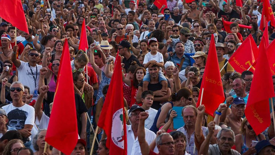 Uso obrigatório de máscara na ... Uso obrigatório de máscara na ...