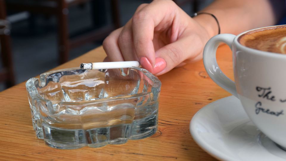 Lei de não atirar beatas para ... Lei de não atirar beatas para ...