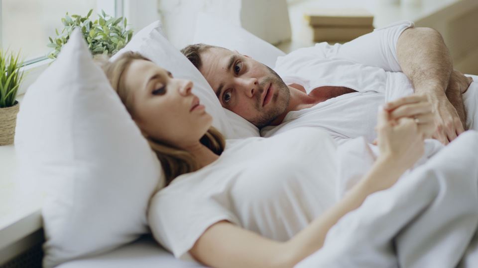 Quem pede mais vezes desculpa:...