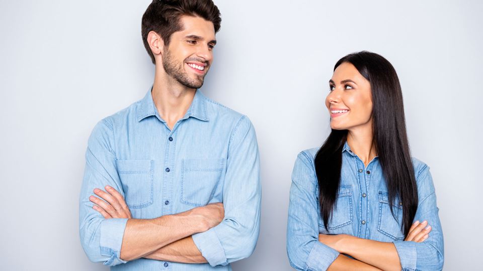 Homem e mulher a rir