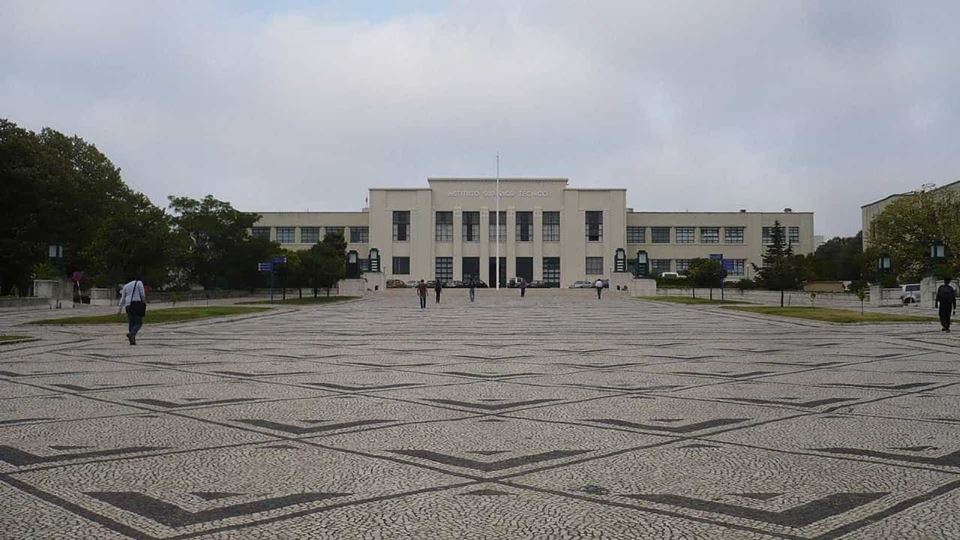 Universidades e empresas portu...