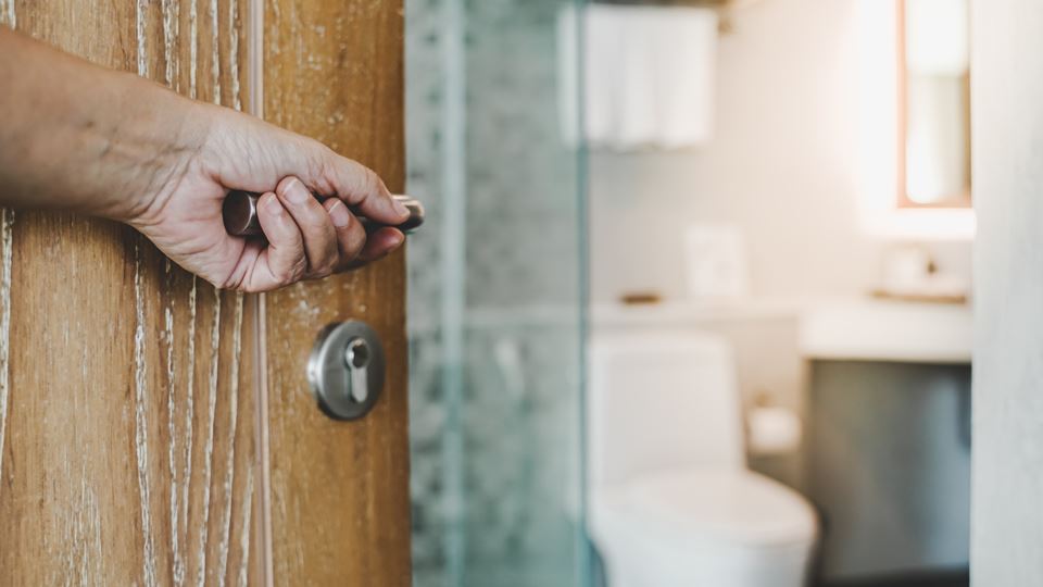 4 pessoas e só uma pode ir à c...