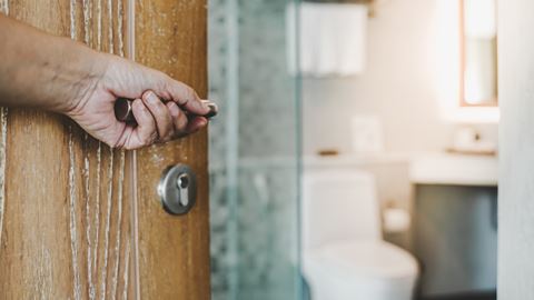 4 pessoas e só uma pode ir à c...