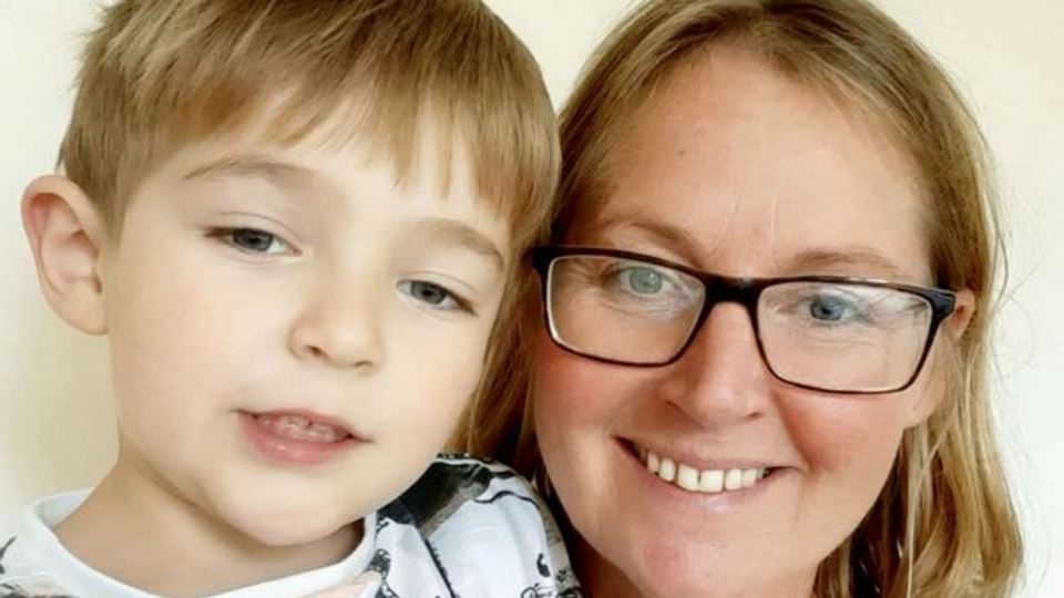 Criança de 5 anos salva a mãe ...