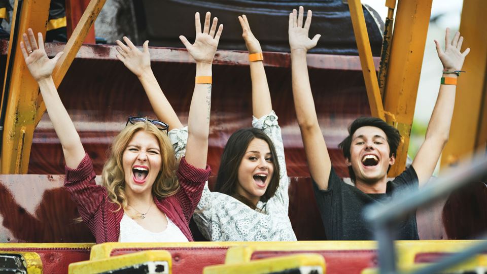 Jovens numa montanha russa Jovens numa montanha russa