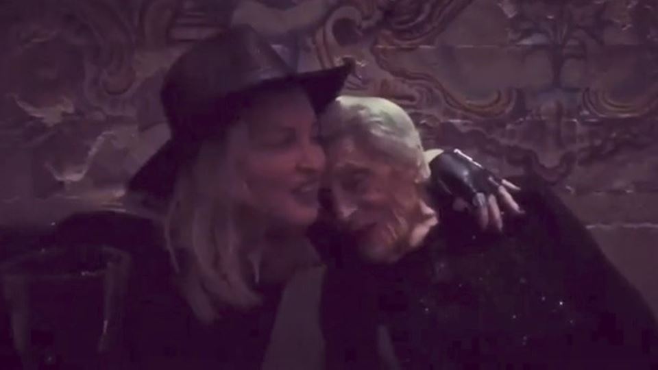 Madonna canta Elvis com a irmã...