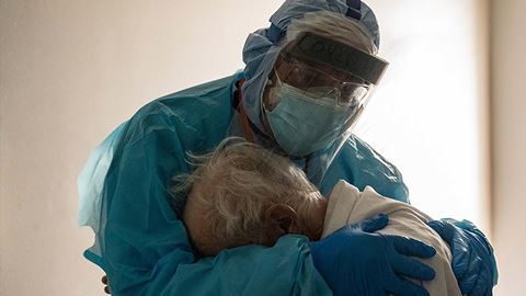 O abraço entre um médico e um ...