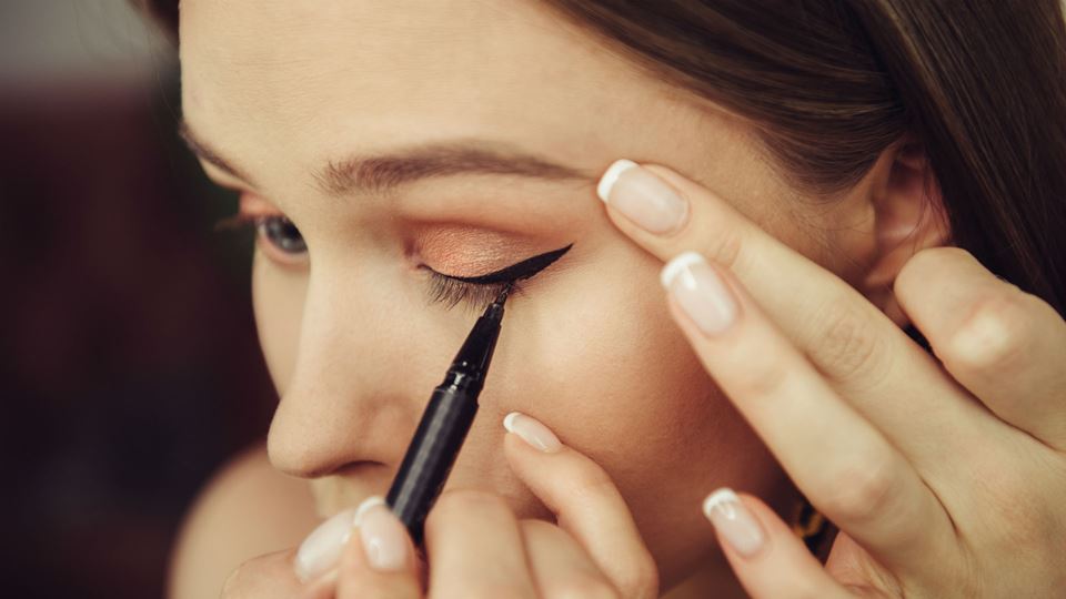 Mulher a fazer um eyeliner (2) Mulher a fazer um eyeliner (2)