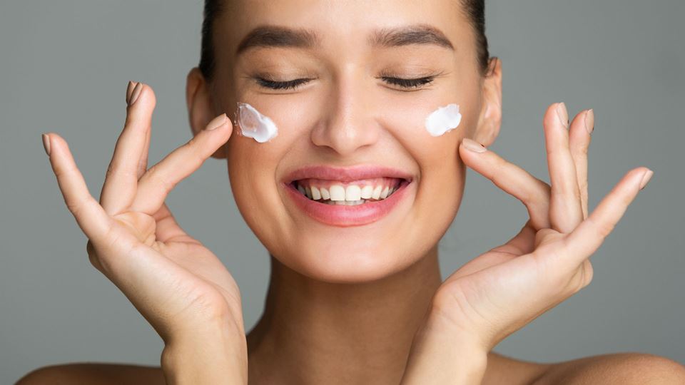 Mulher com creme na cara (4) Mulher com creme na cara (4)