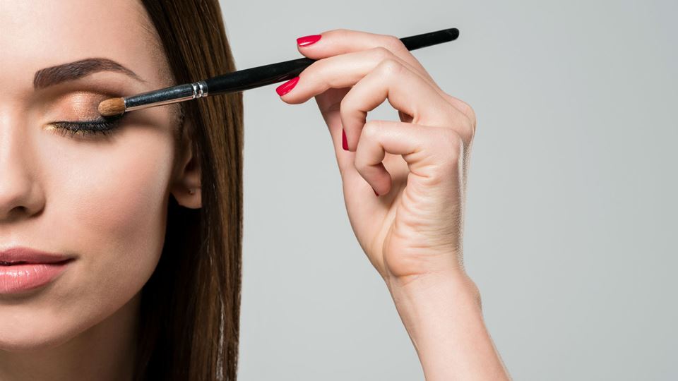 Mulher com maquilhagem mais colorida (3) Mulher com maquilhagem mais colorida (3)