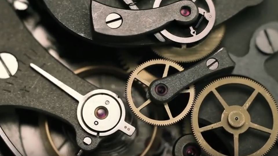 Vê aqui o vídeo de Vhils que a...