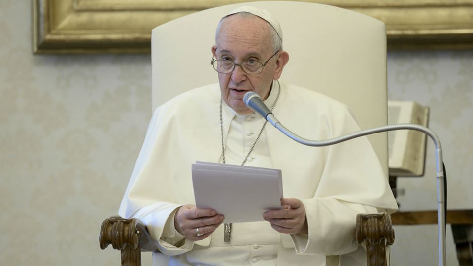 Papa Francisco condena racismo...