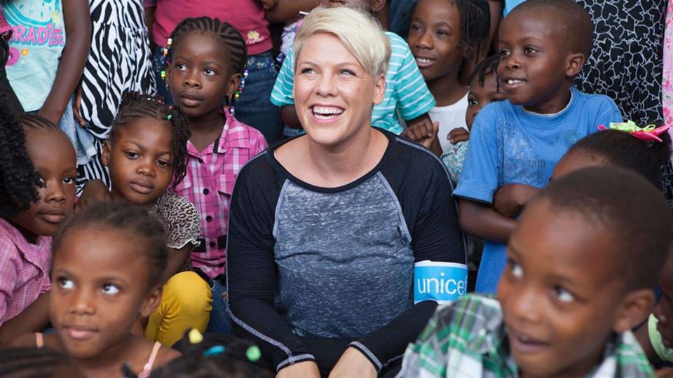 Pink dá comida a quem mais pre...