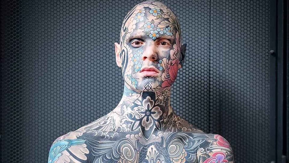 Professor é impedido de dar aulas por estar todo tatuado