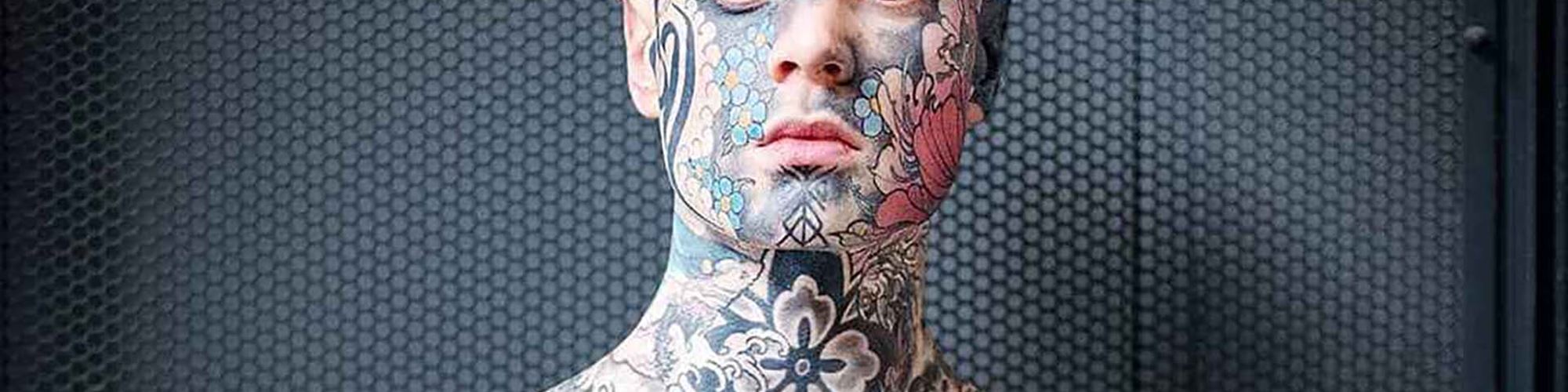 Professor é impedido de dar aulas por estar todo tatuado