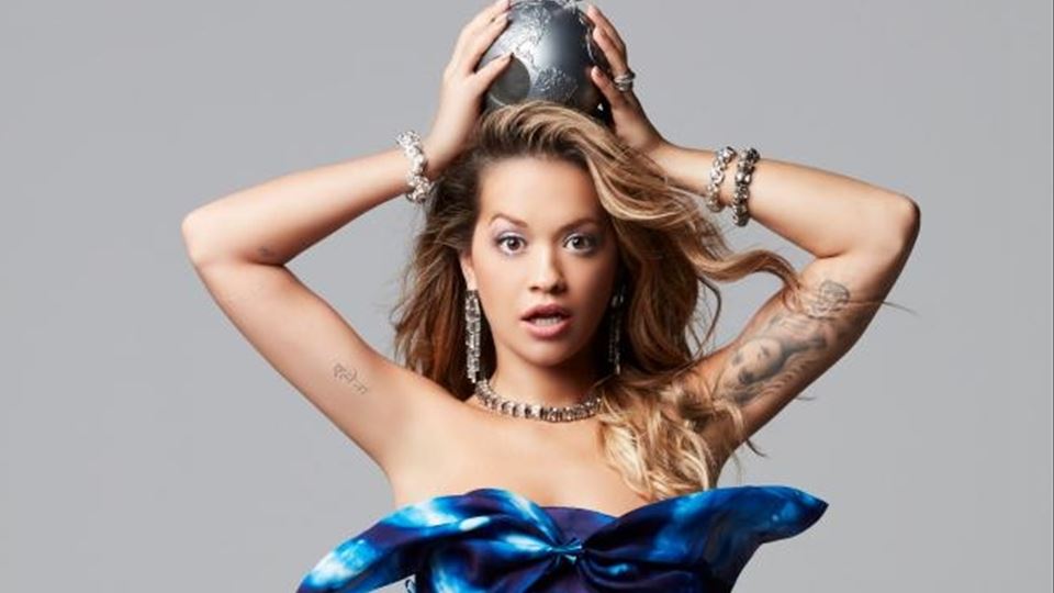 Rita Ora vai ser a anfitriã no... Rita Ora vai ser a anfitriã no...