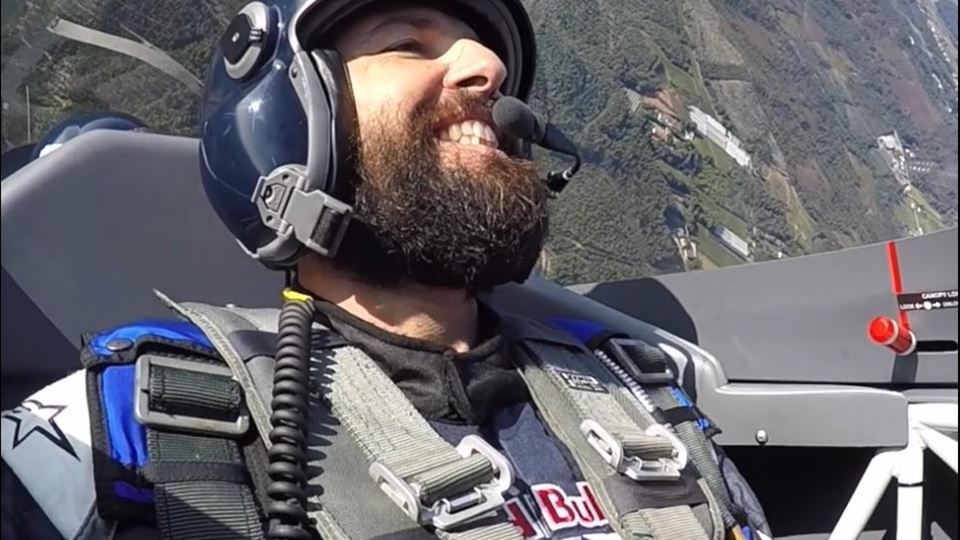Metemos o Rodrigo Gomes num av... Metemos o Rodrigo Gomes num av...