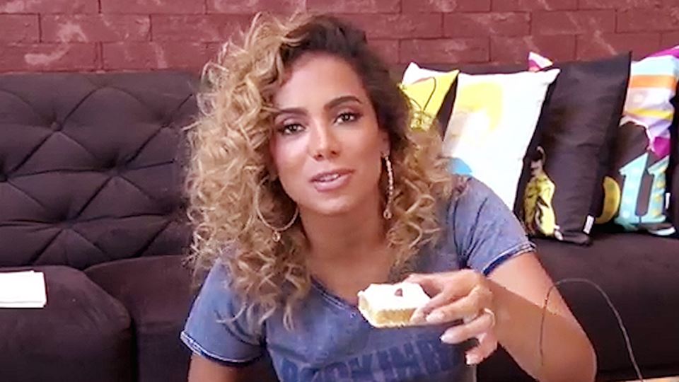 Anitta provou, em direto, doce...