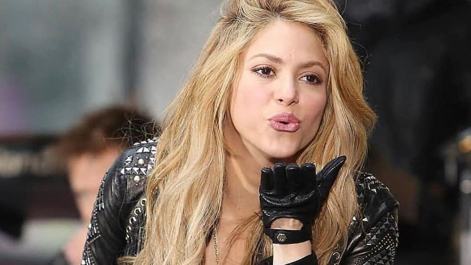 Shakira pára produção de perfu...