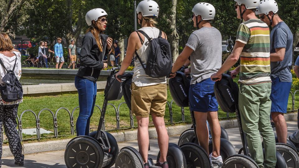 Turistas com segways Turistas com segways